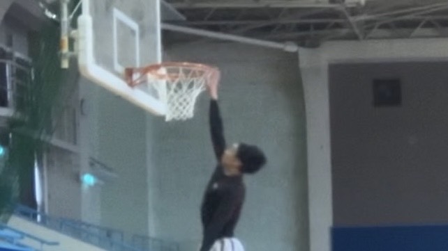 バスケットリングに向かってジャンプしている