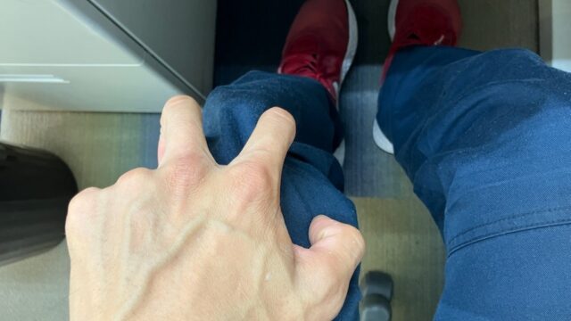 トレーニング以外は回復時間。回復してこそ強くなれるのでトレーニング以外の時間を大切にしている。特に膝はこれ以上痛めると目標達成に響くので常にケアを怠らない。たとえ仕事中であっても回復に専念する。