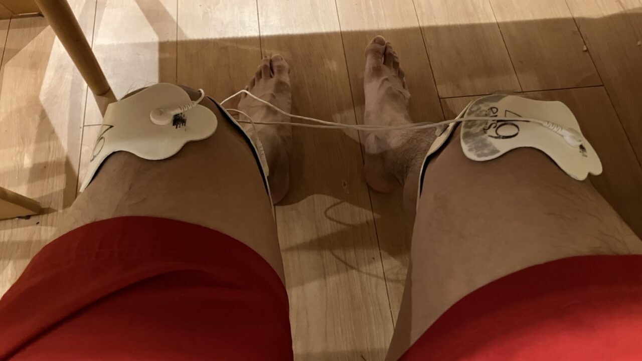 重りを早く動かそうとすると、その分力がいる。でも筋力というのは発揮するのに時間がかかるので、ファーストプルから焦るとフォームを崩す。