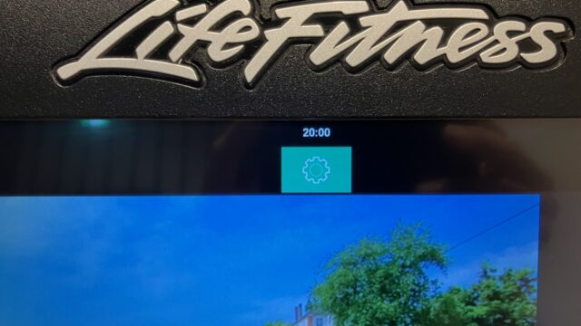 フロントスクワットのフォームを保つために意識すること。手で支えなくても安定するフォームをいかに保つか。胸を張ることで胸が立ちバーが安定する。でもしゃがむ中で前傾が入りやすいので、腰は真下に落とす。胸でバーを受け止めつつ腰を真下に。この意識が大切ってことに気づいた。