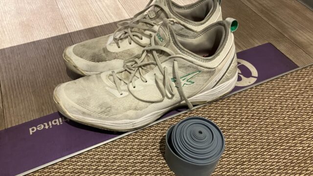 スクワット前にはフロスバンドで膝と腰をケア
