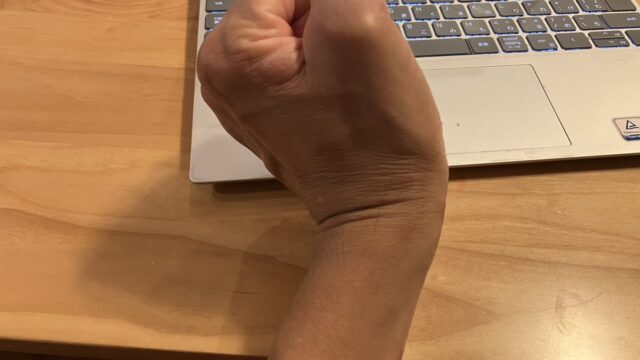 スナッチの際にバーベルを握る手が背屈すると握力が弱くなるうえにバーが体から離れるので、結果スナッチがうまくいかない。力が伝わらない。つまり終わる。